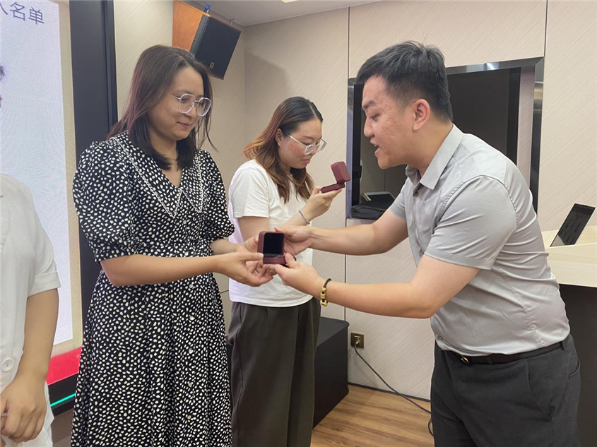J9集团集团纪念品颁发仪式